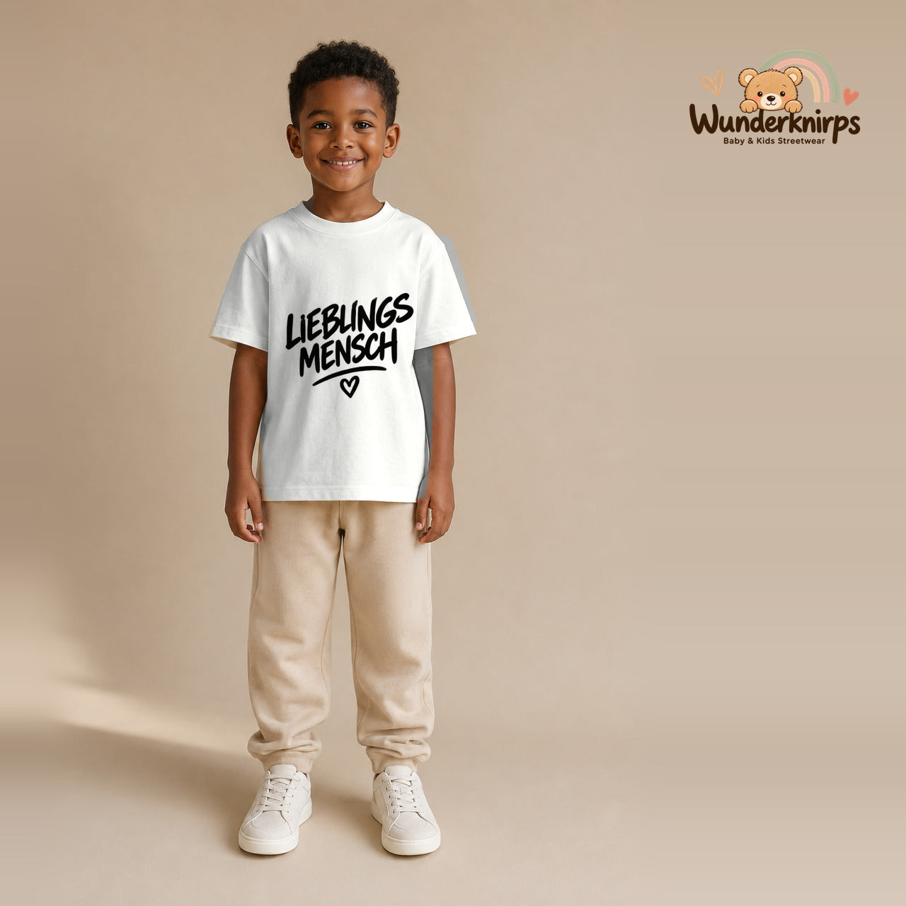 T-Shirt für Jungen in Weiß mit Motiv „Lieblingsmensch“, getragen von einem Kind – Wunderknirps.