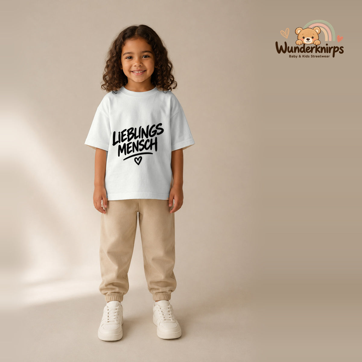 T-Shirt für Mädchen in Weiß mit Motiv „Lieblingsmensch“, getragen von einem Kind – Wunderknirps.