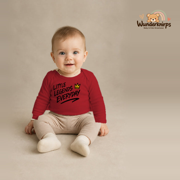 Babybody für Jungen in Rot mit Motiv „Little Legends Everyday“, getragen von einem Kind – Wunderknirps.