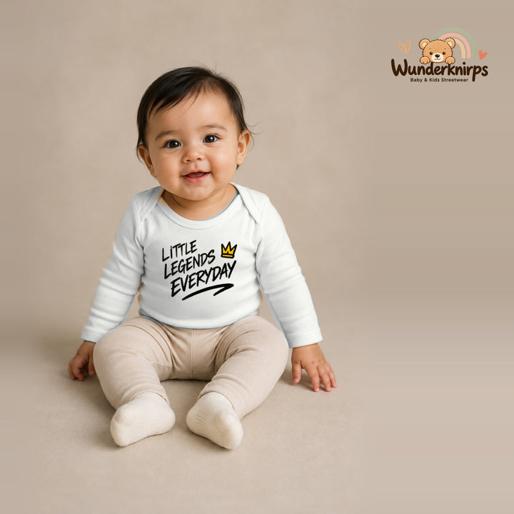 Babybody für Mädchen in Weiß mit Motiv „Little Legends Everyday“, getragen von einem Kind – Wunderknirps.