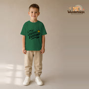 T-Shirt für Jungen in Grün mit Motiv „Little Legends Everyday“, getragen von einem Kind – Wunderknirps.