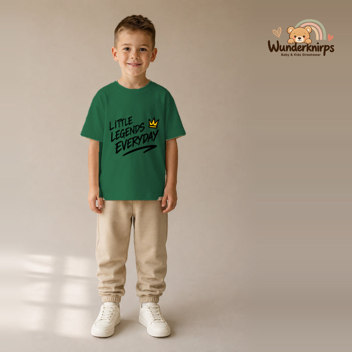 T-Shirt für Jungen in Grün mit Motiv „Little Legends Everyday“, getragen von einem Kind – Wunderknirps.
