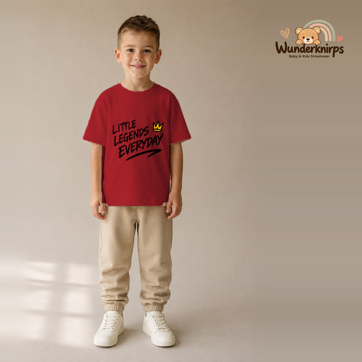T-Shirt für Jungen in Rot mit Motiv „Little Legends Everyday“, getragen von einem Kind – Wunderknirps.