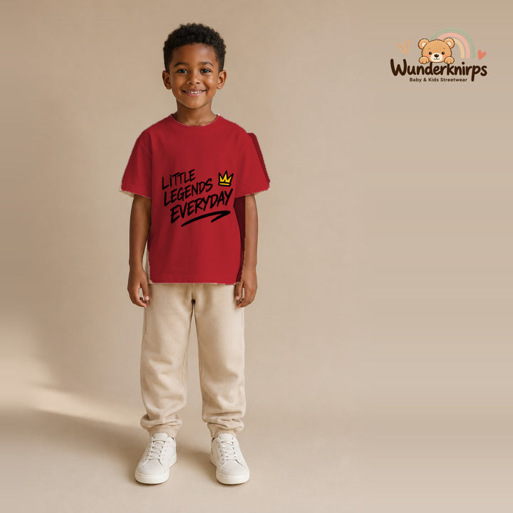 T-Shirt für Jungen in Rot mit Motiv „Little Legends Everyday“, getragen von einem Kind – Wunderknirps.