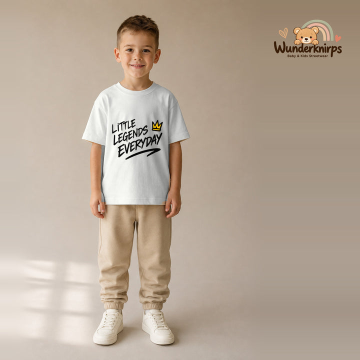 T-Shirt für Jungen in Weiß mit Motiv „Little Legends Everyday“, getragen von einem Kind – Wunderknirps.