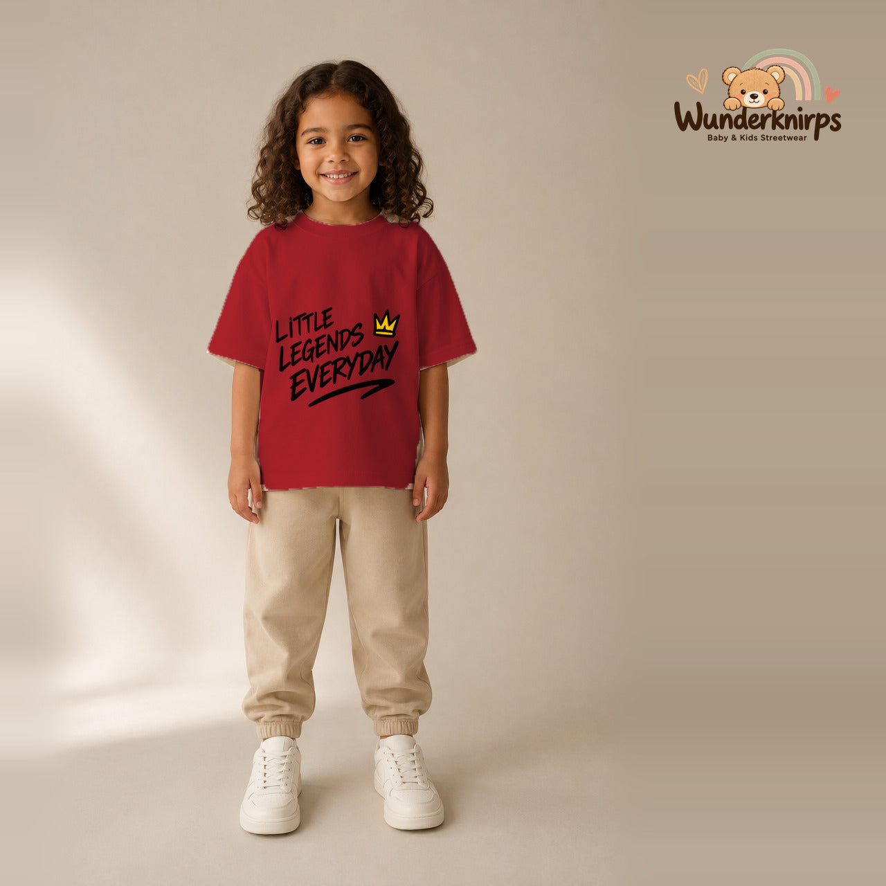 T-Shirt für Mädchen in Rot mit Motiv „Little Legends Everyday“, getragen von einem Kind – Wunderknirps.