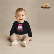 Babybody für Jungen in Schwarz mit Motiv „Little Rebel“, getragen von einem Kind – Wunderknirps.