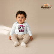 Babybody für Jungen in Weiß mit Motiv „Little Rebel“, getragen von einem Kind – Wunderknirps.