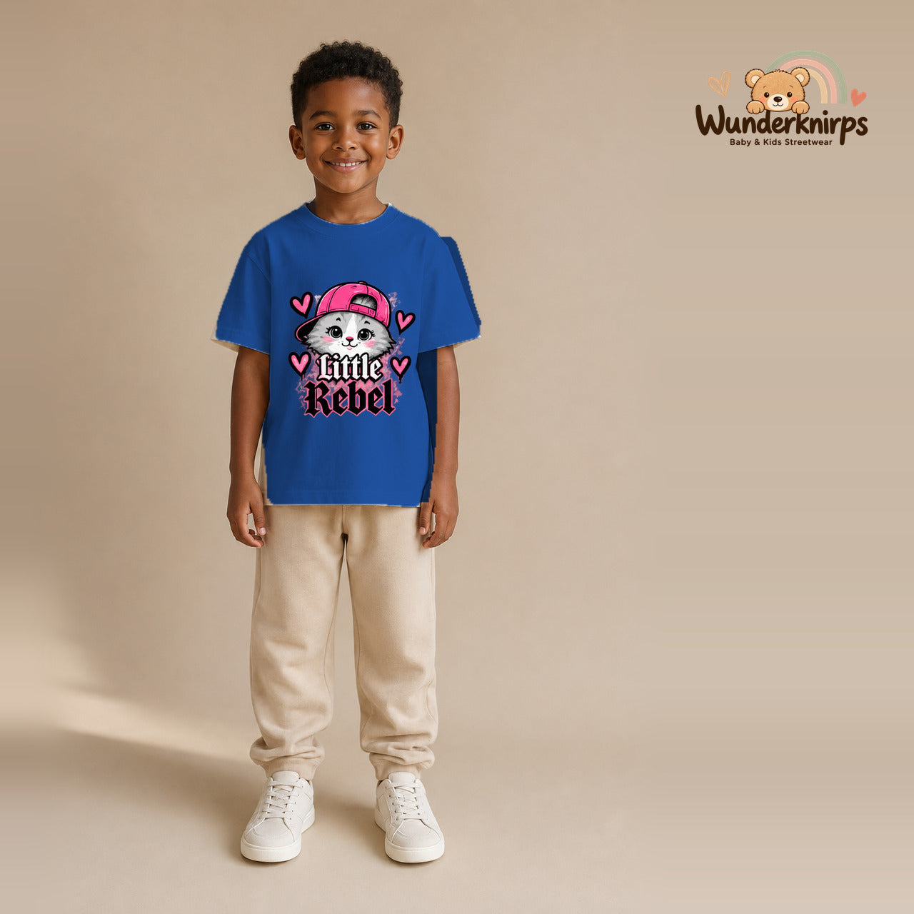 T-Shirt für Jungen in Blau mit Motiv „Little Rebel“, getragen von einem Kind – Wunderknirps.