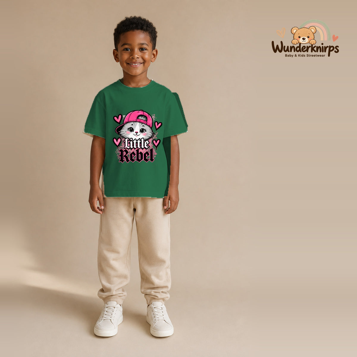 T-Shirt für Jungen in Grün mit Motiv „Little Rebel“, getragen von einem Kind – Wunderknirps.