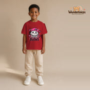 T-Shirt für Jungen in Rot mit Motiv „Little Rebel“, getragen von einem Kind – Wunderknirps.