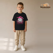 T-Shirt für Jungen in Schwarz mit Motiv „Little Rebel“, getragen von einem Kind – Wunderknirps.