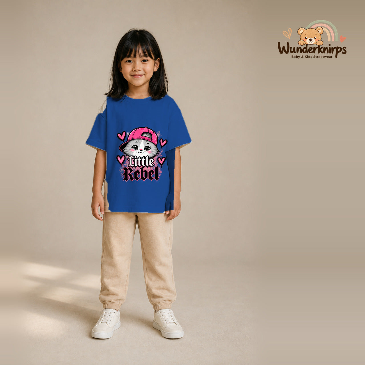 T-Shirt für Mädchen in Blau mit Motiv „Little Rebel“, getragen von einem Kind – Wunderknirps.