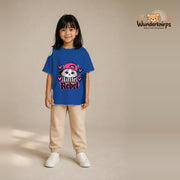 T-Shirt für Mädchen in Blau mit Motiv „Little Rebel“, getragen von einem Kind – Wunderknirps.