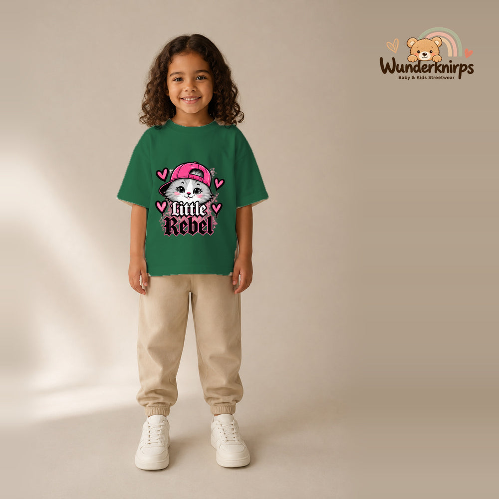 T-Shirt für Mädchen in Grün mit Motiv „Little Rebel“, getragen von einem Kind – Wunderknirps.