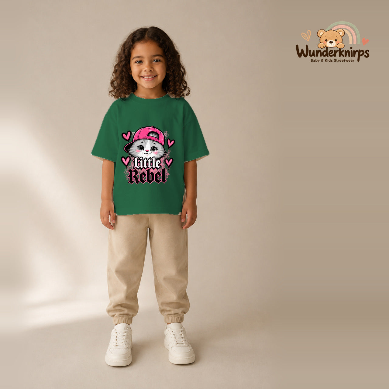 T-Shirt für Mädchen in Grün mit Motiv „Little Rebel“, getragen von einem Kind – Wunderknirps.