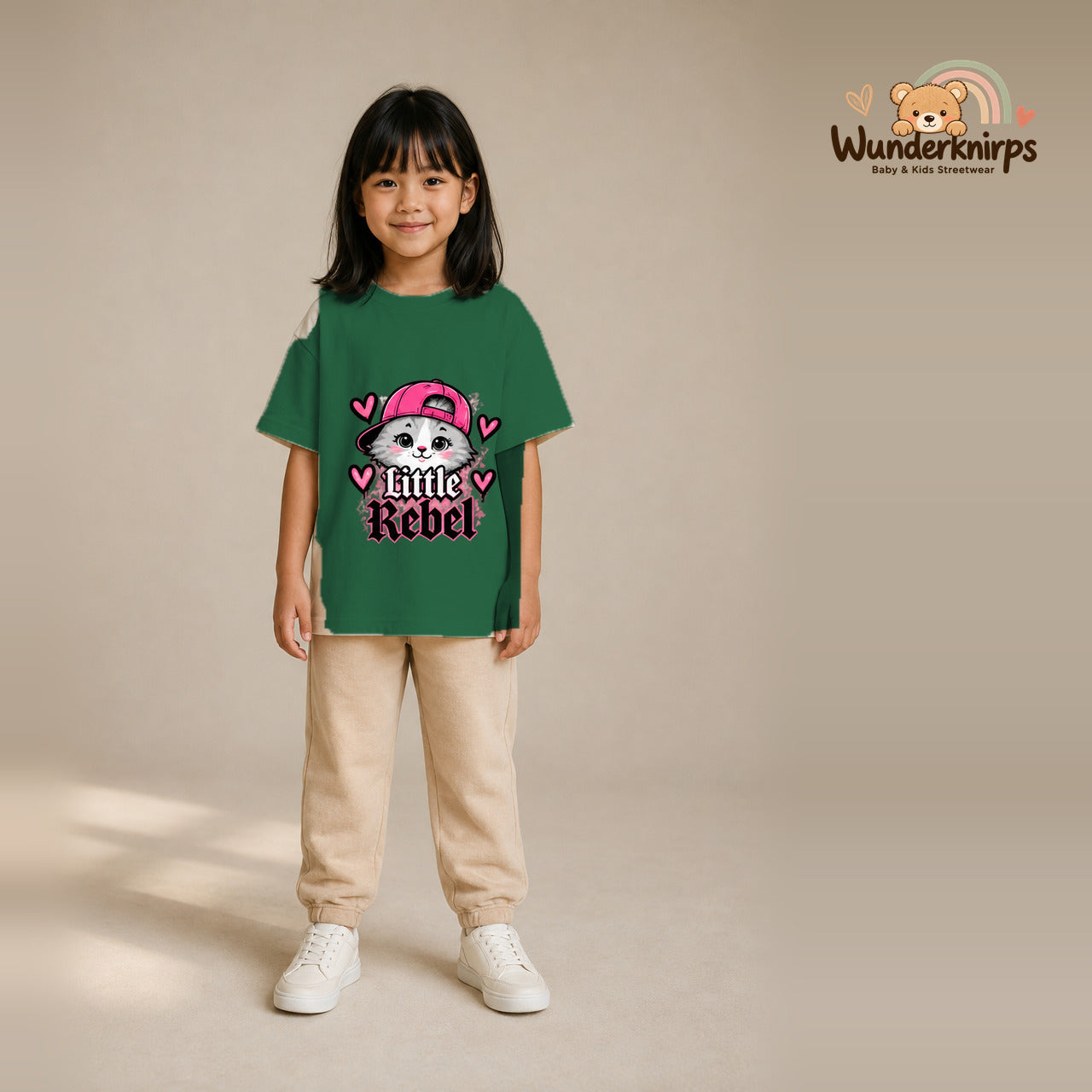 T-Shirt für Mädchen in Grün mit Motiv „Little Rebel“, getragen von einem Kind – Wunderknirps.