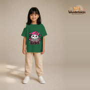 T-Shirt für Mädchen in Grün mit Motiv „Little Rebel“, getragen von einem Kind – Wunderknirps.
