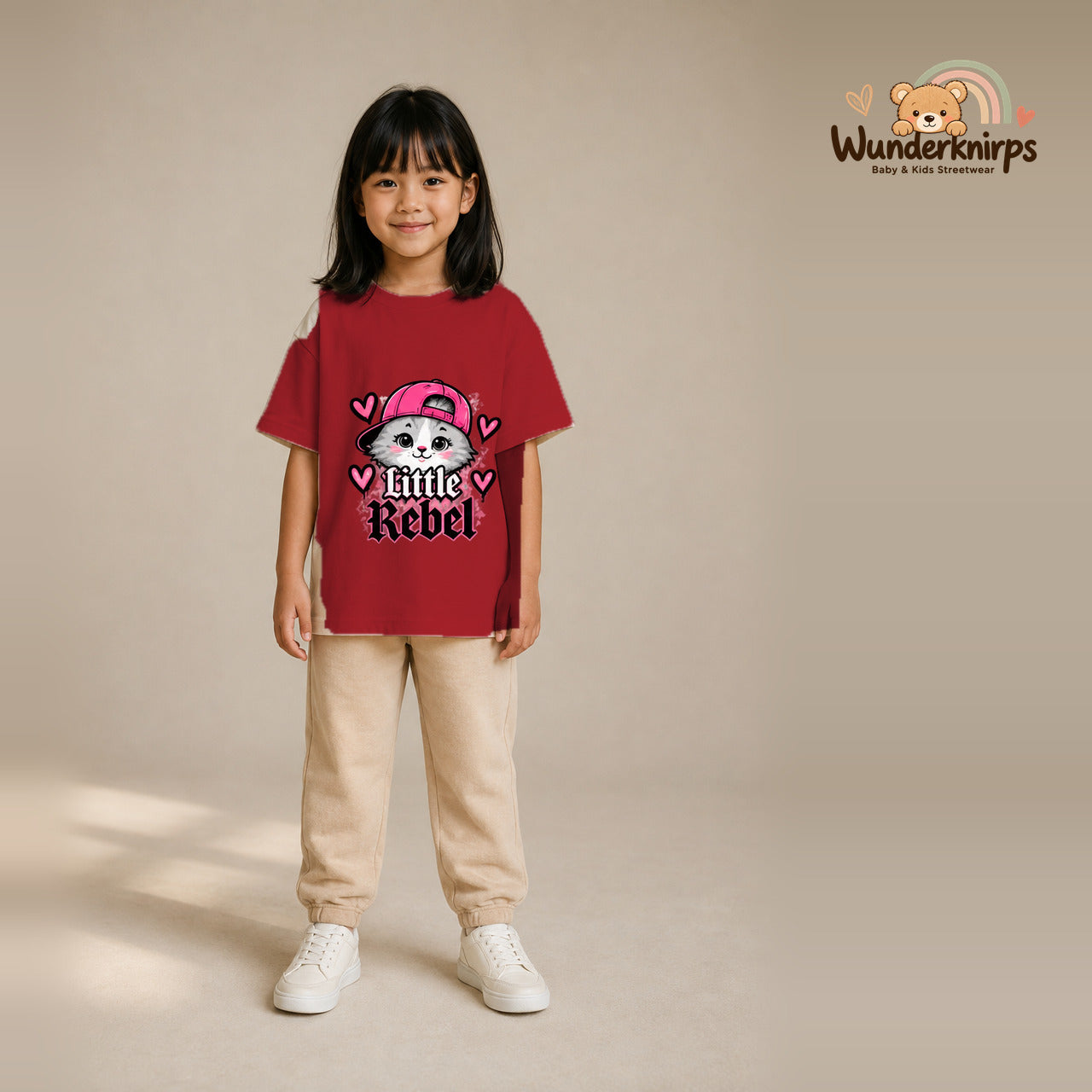 T-Shirt für Mädchen in Rot mit Motiv „Little Rebel“, getragen von einem Kind – Wunderknirps.