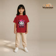 T-Shirt für Mädchen in Rot mit Motiv „Little Rebel“, getragen von einem Kind – Wunderknirps.
