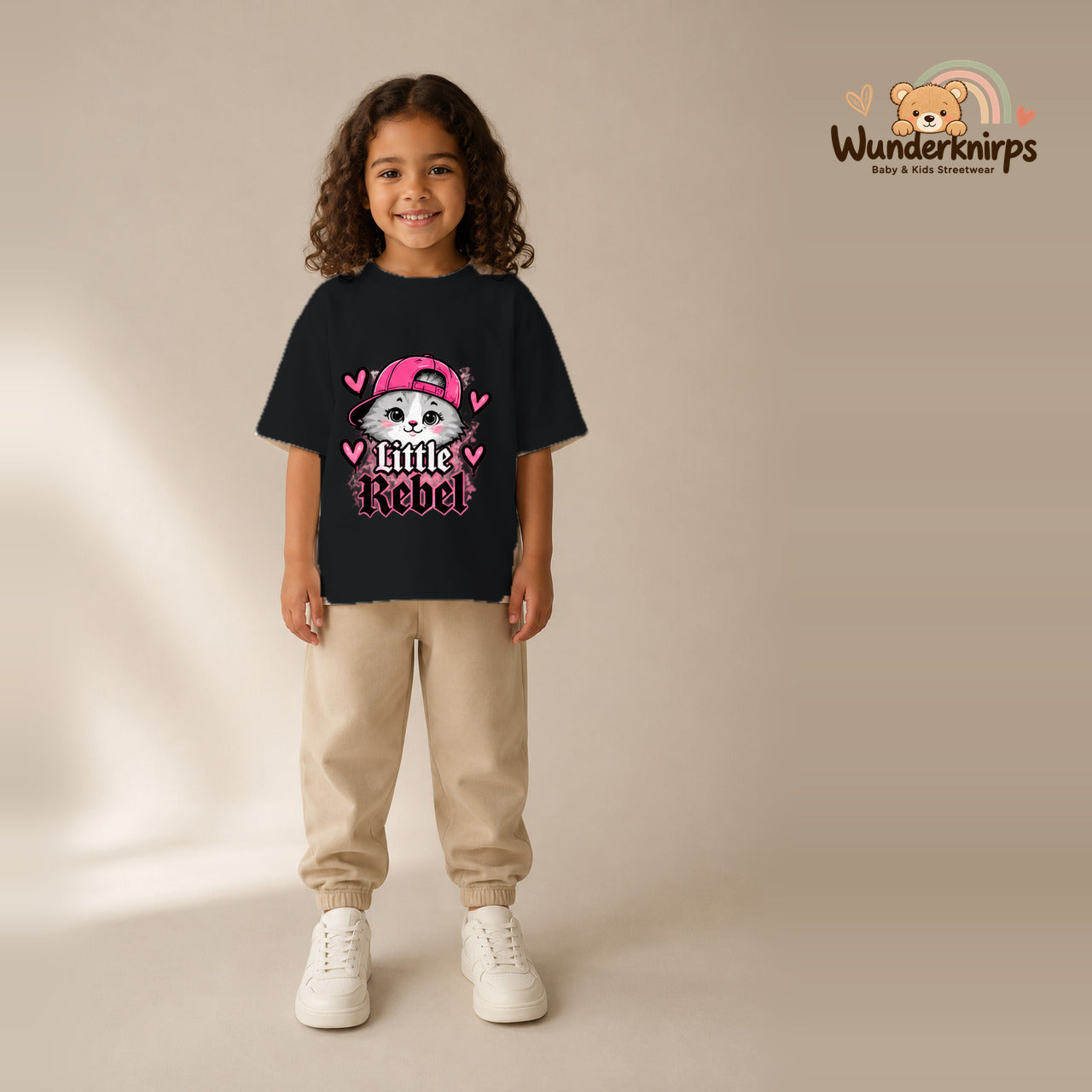 T-Shirt für Mädchen in Schwarz mit Motiv „Little Rebel“, getragen von einem Kind – Wunderknirps.