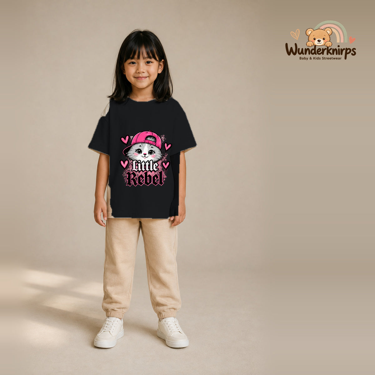 T-Shirt für Mädchen in Schwarz mit Motiv „Little Rebel“, getragen von einem Kind – Wunderknirps.