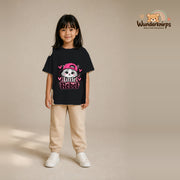 T-Shirt für Mädchen in Schwarz mit Motiv „Little Rebel“, getragen von einem Kind – Wunderknirps.