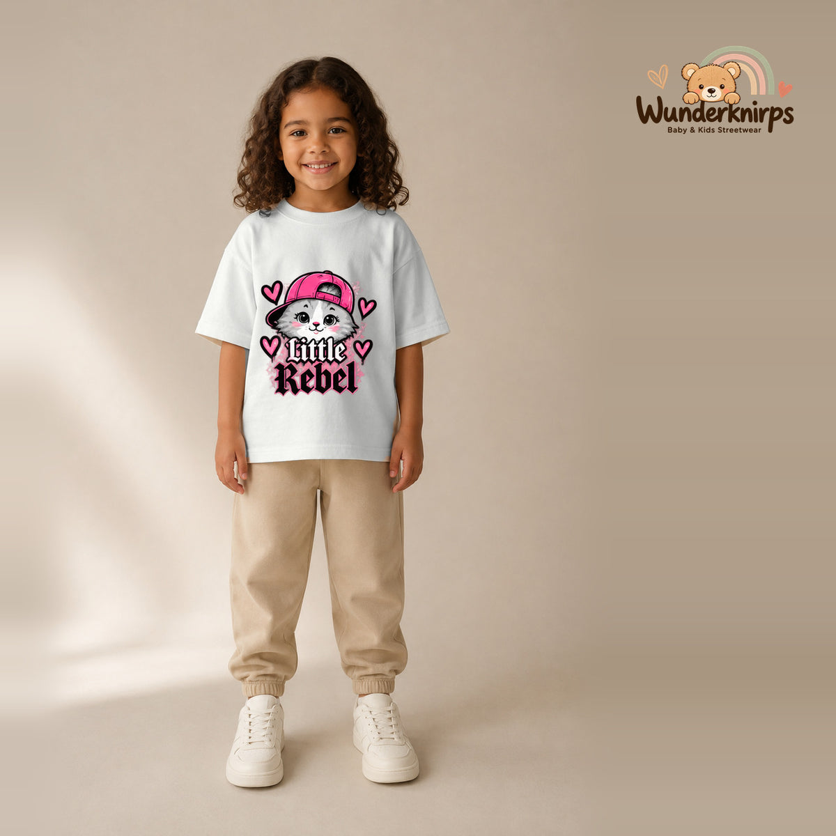 T-Shirt für Mädchen in Weiß mit Motiv „Little Rebel“, getragen von einem Kind – Wunderknirps.