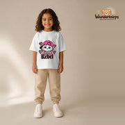 T-Shirt für Mädchen in Weiß mit Motiv „Little Rebel“, getragen von einem Kind – Wunderknirps.