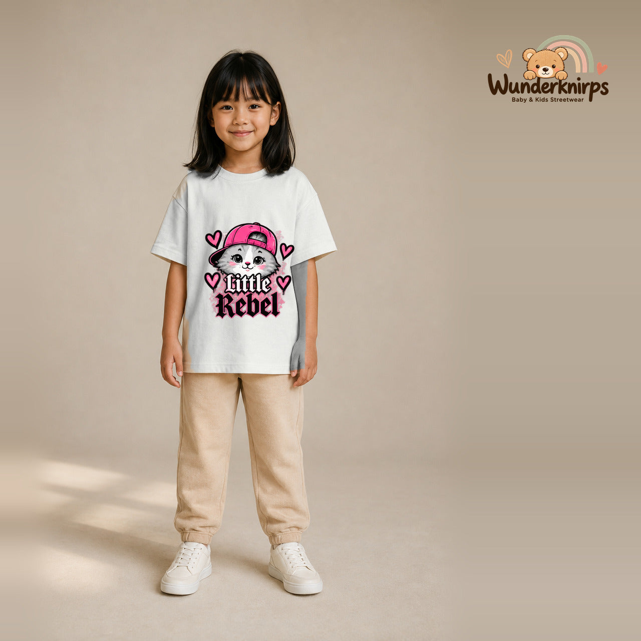T-Shirt für Mädchen in Weiß mit Motiv „Little Rebel“, getragen von einem Kind – Wunderknirps.