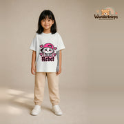 T-Shirt für Mädchen in Weiß mit Motiv „Little Rebel“, getragen von einem Kind – Wunderknirps.