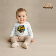 Babybody für Jungen in Weiß mit Motiv „Local Troublemaker“, getragen von einem Kind – Wunderknirps.