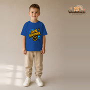 T-Shirt für Jungen in Blau mit Motiv „Local Troublemaker“, getragen von einem Kind – Wunderknirps.