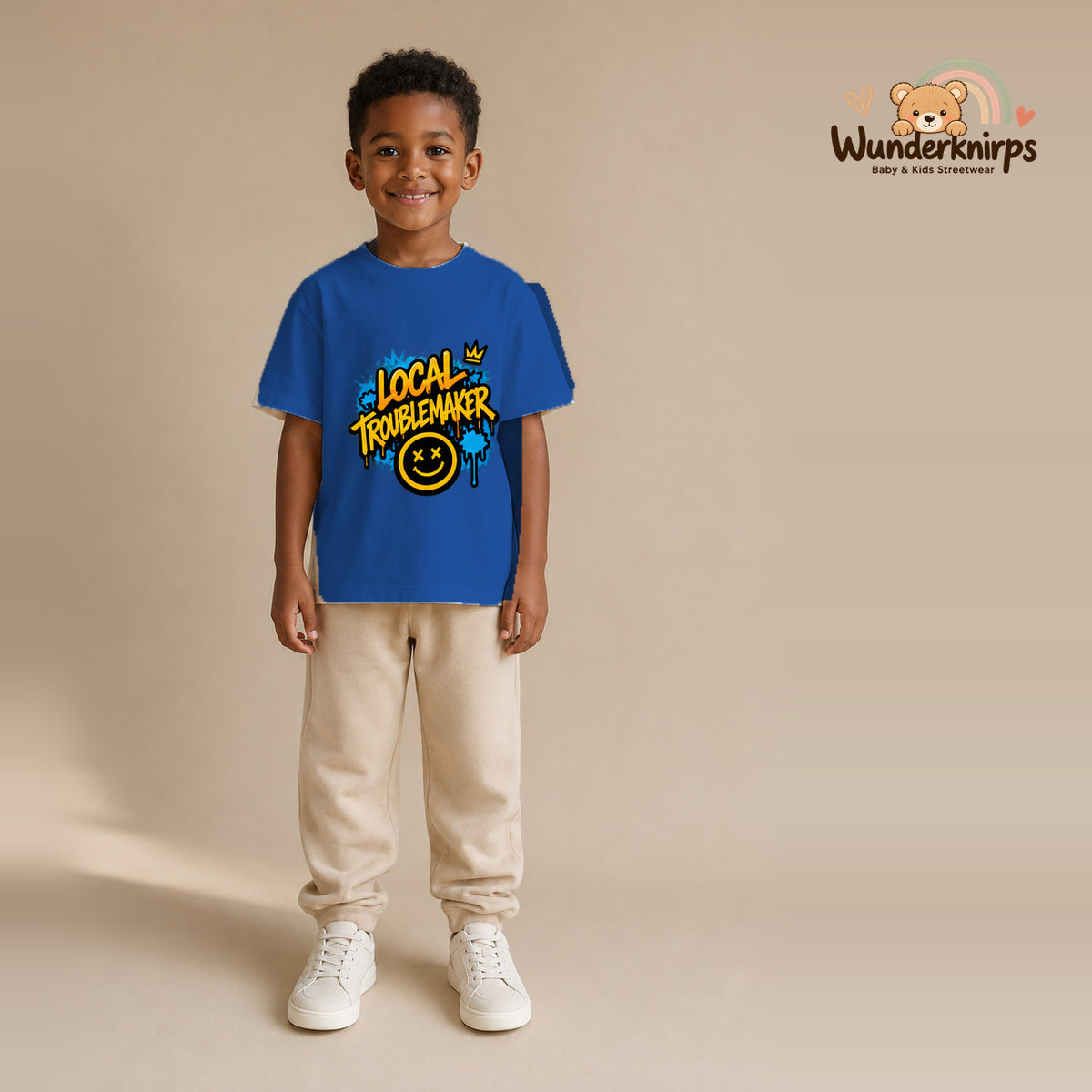 T-Shirt für Jungen in Blau mit Motiv „Local Troublemaker“, getragen von einem Kind – Wunderknirps.
