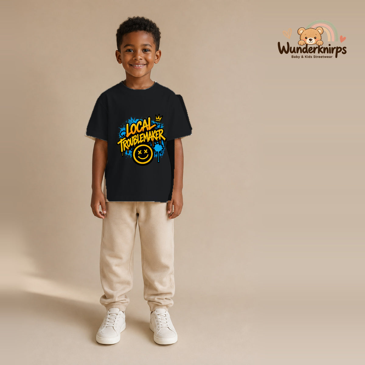 T-Shirt für Jungen in Schwarz mit Motiv „Local Troublemaker“, getragen von einem Kind – Wunderknirps.