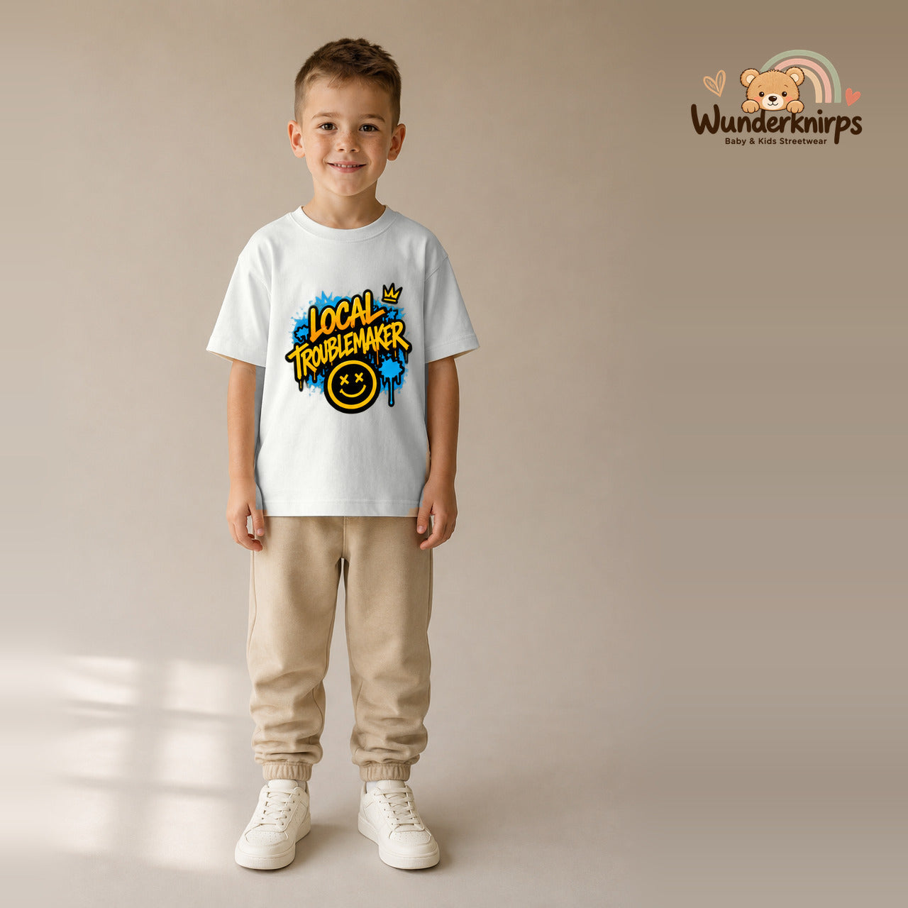T-Shirt für Jungen in Weiß mit Motiv „Local Troublemaker“, getragen von einem Kind – Wunderknirps.