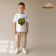 T-Shirt für Jungen in Weiß mit Motiv „Local Troublemaker“, getragen von einem Kind – Wunderknirps.
