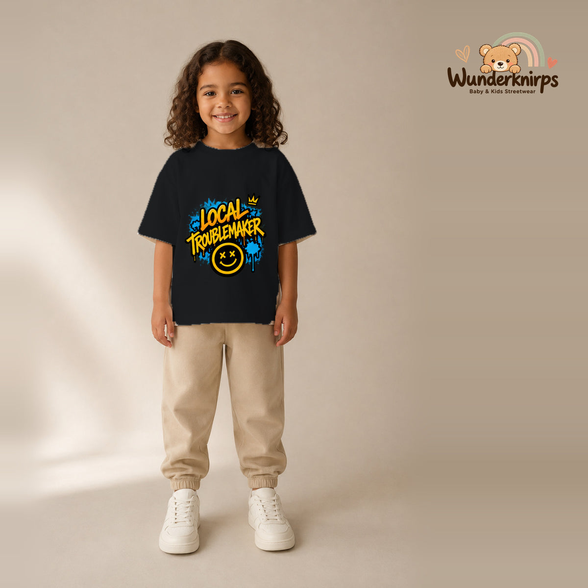 T-Shirt für Mädchen in Schwarz mit Motiv „Local Troublemaker“, getragen von einem Kind – Wunderknirps.