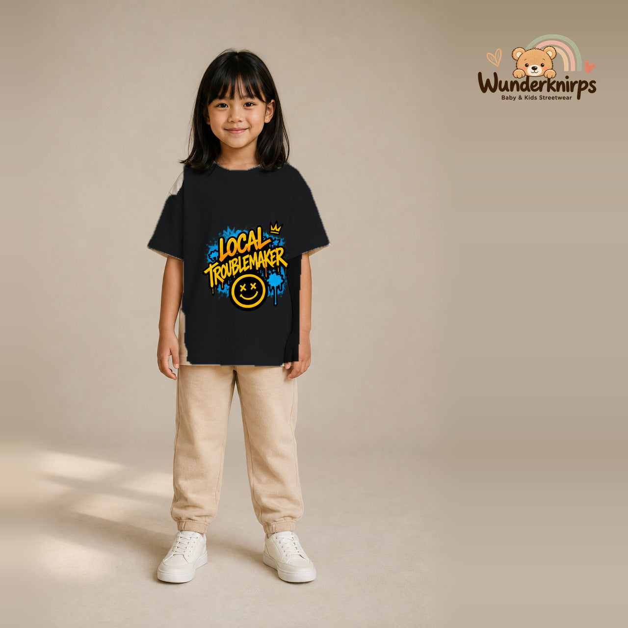 T-Shirt für Mädchen in Schwarz mit Motiv „Local Troublemaker“, getragen von einem Kind – Wunderknirps.