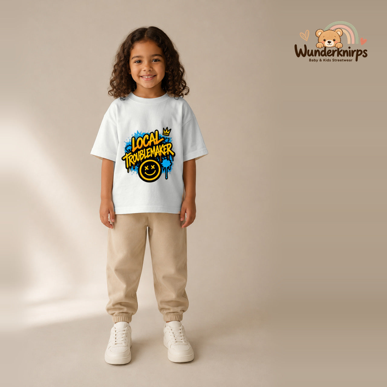 T-Shirt für Mädchen in Weiß mit Motiv „Local Troublemaker“, getragen von einem Kind – Wunderknirps.