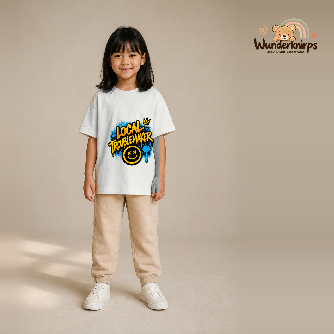 T-Shirt für Mädchen in Weiß mit Motiv „Local Troublemaker“, getragen von einem Kind – Wunderknirps.