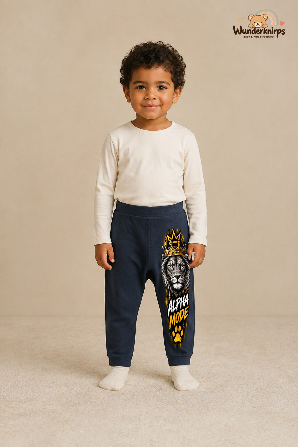 Löwe Streetstyle – Alpha mode – Babyhose für Jungen: Navy mit Löwe-Druck am Hosenbein – Wunderknirps.