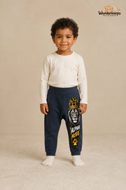 Löwe Streetstyle – Alpha mode – Babyhose für Jungen: Navy mit Löwe-Druck am Hosenbein – Wunderknirps.