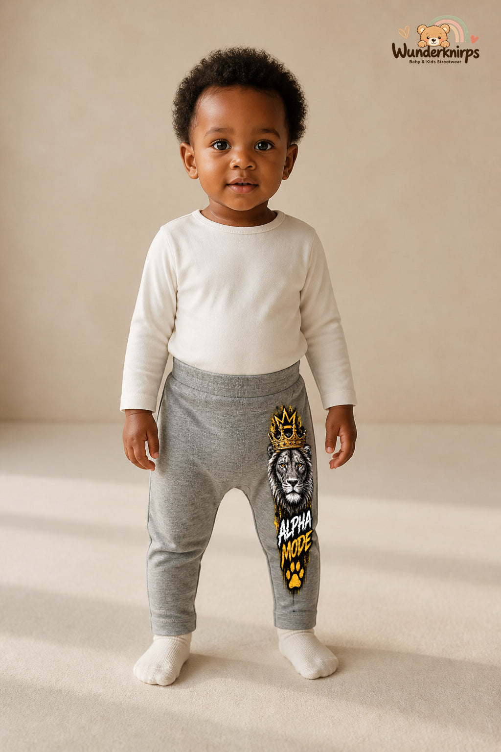 Kleine Weltentdeckerin: Alpha mode – Babyhose für Mädchen: Grau meliert mit Löwe-Druck am Hosenbein – Wunderknirps.