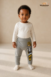 Kleine Weltentdeckerin: Alpha mode – Babyhose für Mädchen: Grau meliert mit Löwe-Druck am Hosenbein – Wunderknirps.