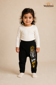 Kleine Weltentdeckerin: Alpha mode – Babyhose für Mädchen: Schwarz mit Löwe-Druck am Hosenbein – Wunderknirps.