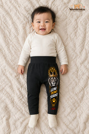 Löwe Streetstyle – Lebe deine Stärke – Babyhose für Jungen: Schwarz mit Löwe-Druck am Hosenbein – Wunderknirps.