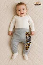 Löwe Alltagsheld – Stärke kommt von innen – Babyhose für Jungen: Grau meliert mit Löwe-Druck am Hosenbein – Wunderknirps.