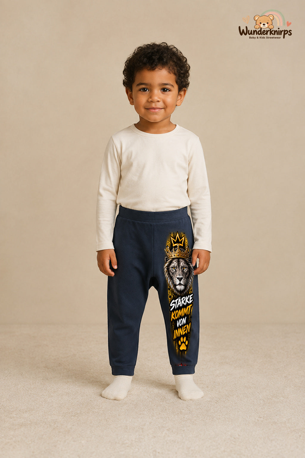 Löwe Alltagsheld – Stärke kommt von innen – Babyhose für Jungen: Navy mit Löwe-Druck am Hosenbein – Wunderknirps.