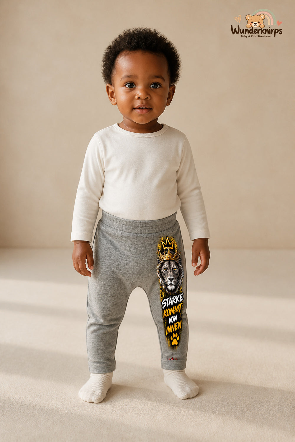 Löwe Traumlook – Stärke kommt von innen – Babyhose für Mädchen: Grau meliert mit Löwe-Druck am Hosenbein – Wunderknirps.